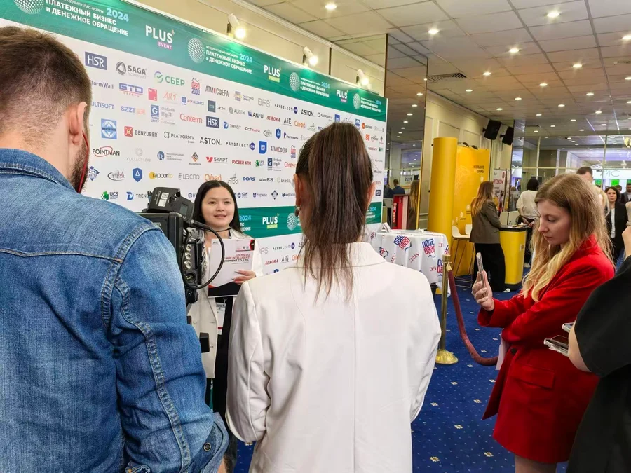 Usingwin exhibition and customer meeting photograph