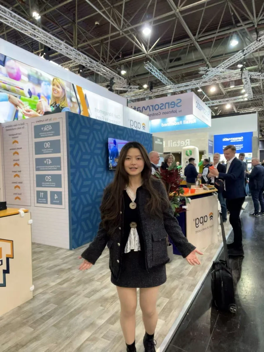 Usingwin exhibition and customer meeting photograph