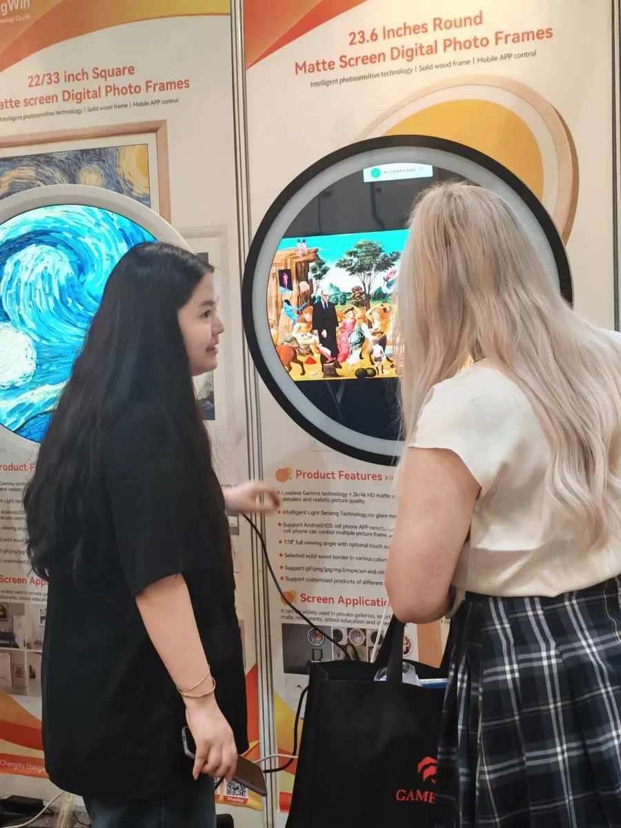 Usingwin exhibition and customer meeting photograph