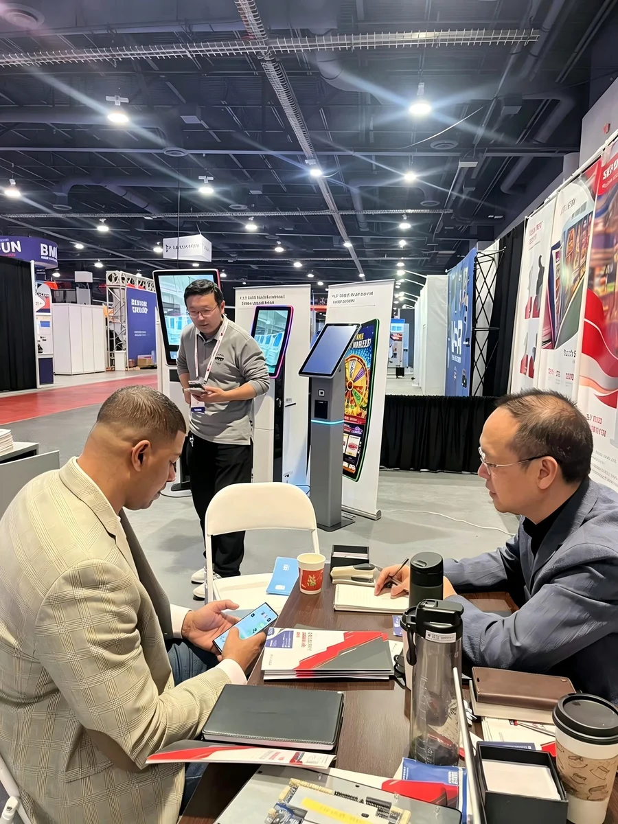 Usingwin exhibition and customer meeting photograph